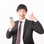 スマホを持つ男性