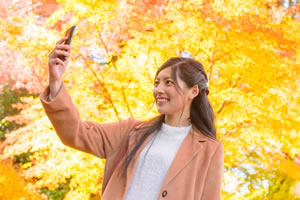 紅葉と女性