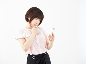 スマホを持つ女性